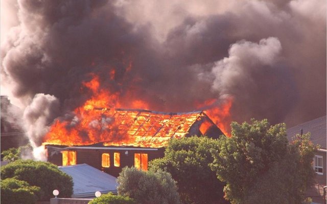 Yvonne Joubert se komposisie-foto met ‘n brandende woning as fokuspunt 